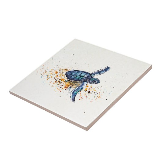 Baby schildpad dat uit zand komt tegeltje (Zijkant)