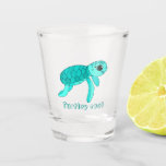 Baby schildpad shot glas<br><div class="desc">Schitterend glas met een schattig baby schildpad en een tekst "Koude Turtley". Het ontwerp is aanpasbaar.</div>
