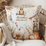 Baby shower Bosbossen Kussen<br><div class="desc">Verbeter de gezellige sfeer van uw baby shower met ons Woodland Forest Animals Baby shower Sierkussen. Versierd met charmante illustraties van boswezens te midden van een weelderige bos achtergrond, dit kussen voegt een grillige touch aan uw viering. Vervaardigd met zacht en duurzaam materiaal, legt ons kussen met worp de speelse...</div>