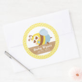Baby Shower: Cute baby Bee met honingraatpatroon Ronde Sticker (Envelop)