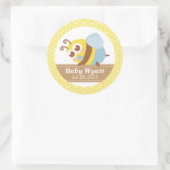 Baby Shower: Cute baby Bee met honingraatpatroon Ronde Sticker (Tas)