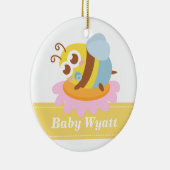 Baby Shower: Cute baby Bee rust op bloem Keramisch Ornament (Rechts)