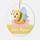 Baby Shower: Cute baby Bee rust op bloem Keramisch Ornament (Links)