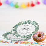 Baby shower eucalyptus groen krans papieren bordje<br><div class="desc">Witte achtergrond,  zwarte tekst. Versierd met eucalyptuskrans. Een datum en naam personaliseren en toevoegen. Een modern handgeschreven stylescript.</div>