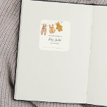 Baby shower Genderneutrale koekjesplaat Vierkante Sticker<br><div class="desc">Baby shower Bookplaat Sticker met waterverf kleding die aan de lijn hangt. Een geweldige toevoeging voor de eerste bibliotheek van de Baby of het gebruik als gepersonaliseerd Dit Boek behoort tot de Zelfklever. Met onze matching kun je een aanvraag voor een boekje indienen</div>