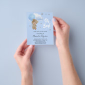 Baby shower jongen teddy draagt begrotingsuitnodig flyer (Hand)