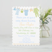 Baby shower met blauwe en groene kledingstukken kaart (Staand voorkant)