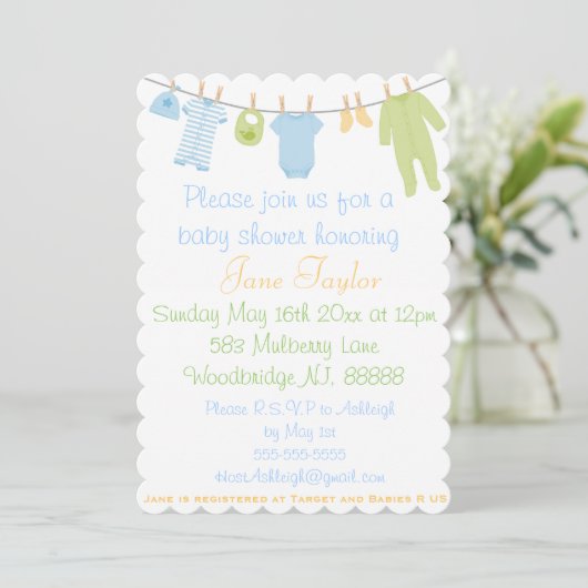Baby shower met blauwe en groene kledingstukken kaart (Staand voorkant)