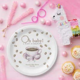 Baby shower met boog en koffiezetten papieren bordje