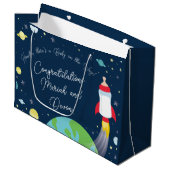 Baby shower met flesje met buitenkant groot cadeauzakje (Voorkant Gekanteld)