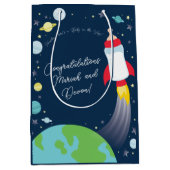 Baby shower met flesje met buitenkant medium cadeauzakje (Voorkant)