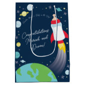 Baby shower met flesje met buitenkant medium cadeauzakje (Achterkant)