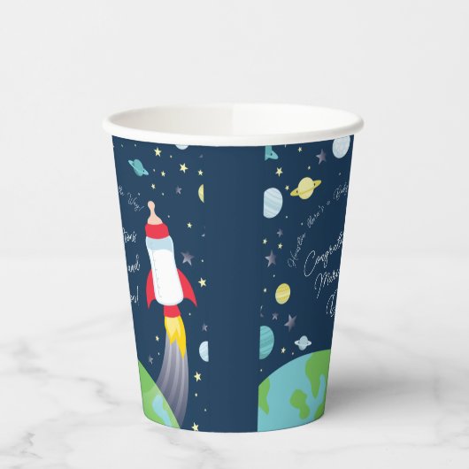 Baby shower met flesje met buitenkant papieren bekers (Links)