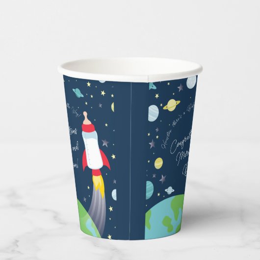 Baby shower met flesje met buitenkant papieren bekers (Rechts)