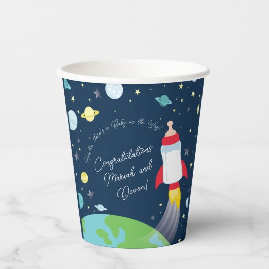 Baby shower met flesje met buitenkant papieren bekers (Voorkant)