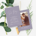 Baby shower moderne elegante lila paarse foto kaart<br><div class="desc">Het manuscript van het baby shower moderne lila paarse elegante de uitnodigingsontwerp van de fotopartij. Ideaal genderneutraal ontwerp.</div>