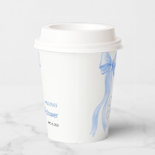 Baby shower paper cups with a delicate bow. papieren bekers (Rechts)