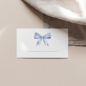 Baby shower plaats kaart met stoffige blauwe strik plaatskaartje