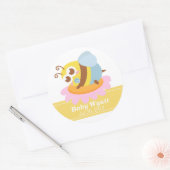 Baby shower: Schattigee baby Bijen rusten op bloem Ronde Sticker (Envelop)