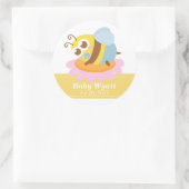 Baby shower: Schattigee baby Bijen rusten op bloem Ronde Sticker (Tas)
