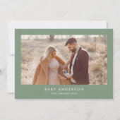 Baby shower script moderne sage green boho foto kaart (Achterkant)