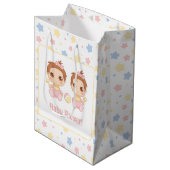 Baby shower Twin Girls Medium Cadeauzakje (Voorkant Gekanteld)