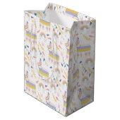 Baby shower van Cute Pastel Llamas en Rainbows Medium Cadeauzakje (Achterkant Gekanteld)