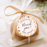 Baby shower van kleine wilde bloemen Dank je Ronde Sticker<br><div class="desc">Ben je op zoek naar een prachtig baby shower thema voor een mammie? Kijk eens naar dit kleine Baby shower van Wildflower Girl Dank je Sticker. Het heeft een schattig floreel patroon met een roze achtergrond. Maar u kunt de achtergrondkleur in het ontwerphulpmiddel veranderen. U kunt uw eigen details zeer...</div>