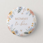Baby shower van mama tot bij ronde button 5,7 cm<br><div class="desc">Laat iedereen weten dat je de mammie-tot-bij bent met deze zoete knop,  met kleurrijke bloemen en hommels.</div>