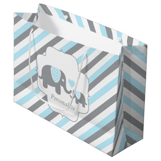 Baby shower van witte, blauwe en grijze stripjes large cadeautasje (Voorkant Gekanteld)