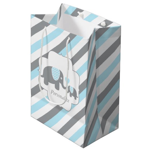 Baby shower van witte, blauwe en grijze stripjes medium cadeauzakje (Voorkant Gekanteld)