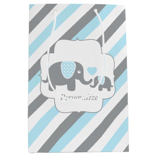 Baby shower van witte, blauwe en grijze stripjes medium cadeauzakje (Voorkant)