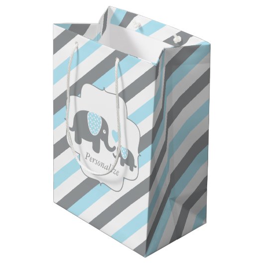 Baby shower van witte, blauwe en grijze stripjes medium cadeauzakje (Achterkant Gekanteld)
