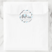Baby shower van witte, blauwe en grijze stripjes ronde sticker (Tas)
