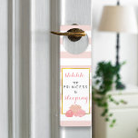 Baby Slapende deur Hanger Pink Stripe Blush Peony<br><div class="desc">De prinses slaapt. De hanger van de deur kenmerkt een delicate roze band achtergrond, faux gouden grens, en een groep volken in zwarte tinten. Coördineert met onze Roze Stripe & Blush Peony-uitnodigingen, kantoorbenodigdheden, thuisproducten en accessoires. Alle tekst is volledig aanpasbaar als u de naam van uw kleine wilt vervangen of...</div>