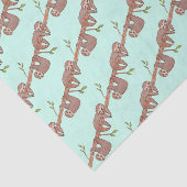 Baby sleuven hangen aan boompatroon tissuepapier (Detail)