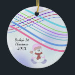 Baby Snowman Swirl Eerste Kerstmis Keramisch Ornament<br><div class="desc">Een zoet ontwerp met een baby-sneeuwpop in een roze pet en slippers op een  achtergrond met roekjes strepen. Voeg je gegevens toe zoals gewenst.</div>