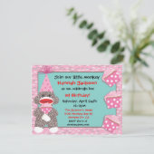 Baby Sock monkey cupcake Verjaardag Party Uitnodig Kaart (Staand voorkant)