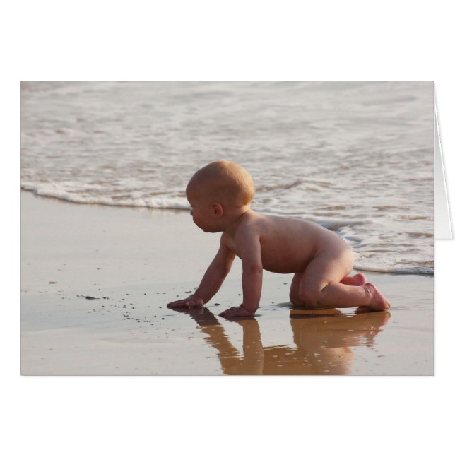 Baby spelen in het zand op het strand (Voorkant Horizontaal)