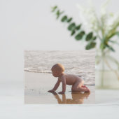 Baby spelen in het zand op het strand briefkaart (Staand voorkant)
