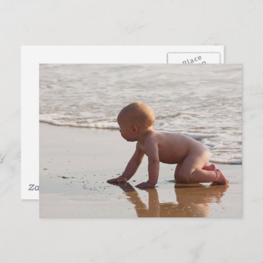 Baby spelen in het zand op het strand briefkaart (Voorkant / Achterkant)