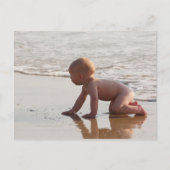 Baby spelen in het zand op het strand briefkaart (Voorkant)