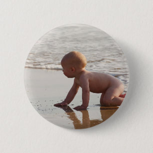 Baby spelen in het zand op het strand ronde button 5,7 cm