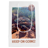 Baby sulcata schildpad blijft inspireren medium cadeauzakje (Achterkant)