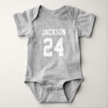Baby Team Jersey Number en Monogram Romper<br><div class="desc">Kleed je kleine fan in teamgeest met dit gepersonaliseerde baby-bodysuit of peuter-T-shirt! Voeg de naam en het rugnummer van je kind toe aan de creëer-outfit van een mini-speeldag die bij het hele gezin past. Gebruik de ontwerptools om de kleuren aan te passen voor uw favoriete team - ideaal voor football,...</div>