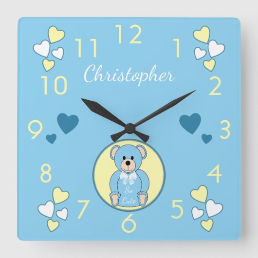 Baby teddy heeft blauw met liefdesharten en een na vierkante klok (Voorkant)