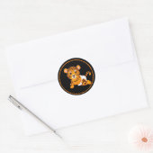 Baby tijger met luier ronde sticker (Envelop)