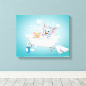 Baby Tom en Jerry die een bad nemen Canvas Afdruk (Insitu (Houten vloer))