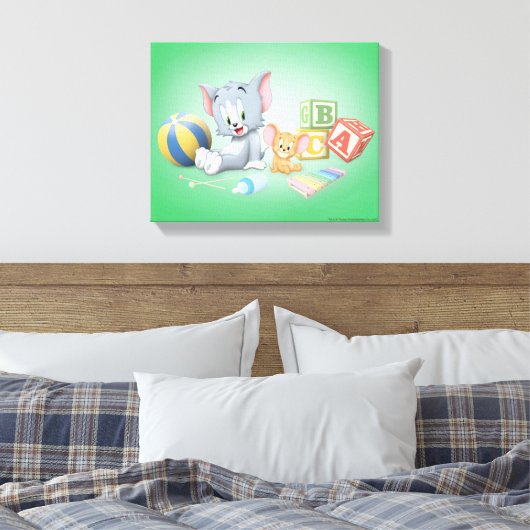 Baby Tom en Jerry die met speelgoed spelen Canvas Afdruk (Insitu (Slaapkamer))