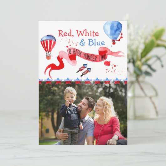 Baby Twee Rood Wit en Blauw Foto Zwangerschap Aankondiging (Staand voorkant)